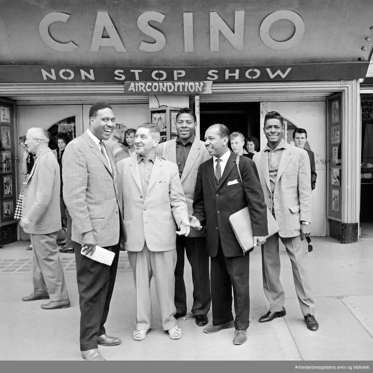 Casino Non Stop Show i Oslo. Sanggruppen The Deep River Boys med sin manager Max Lefke utenfor Chat Noirs lokaler i Klingenberggata 5. Fra venstre: Harry Douglass, Max Lefke, Ray Durant, Jimmy Lundy og Al Bishop. August 1958.