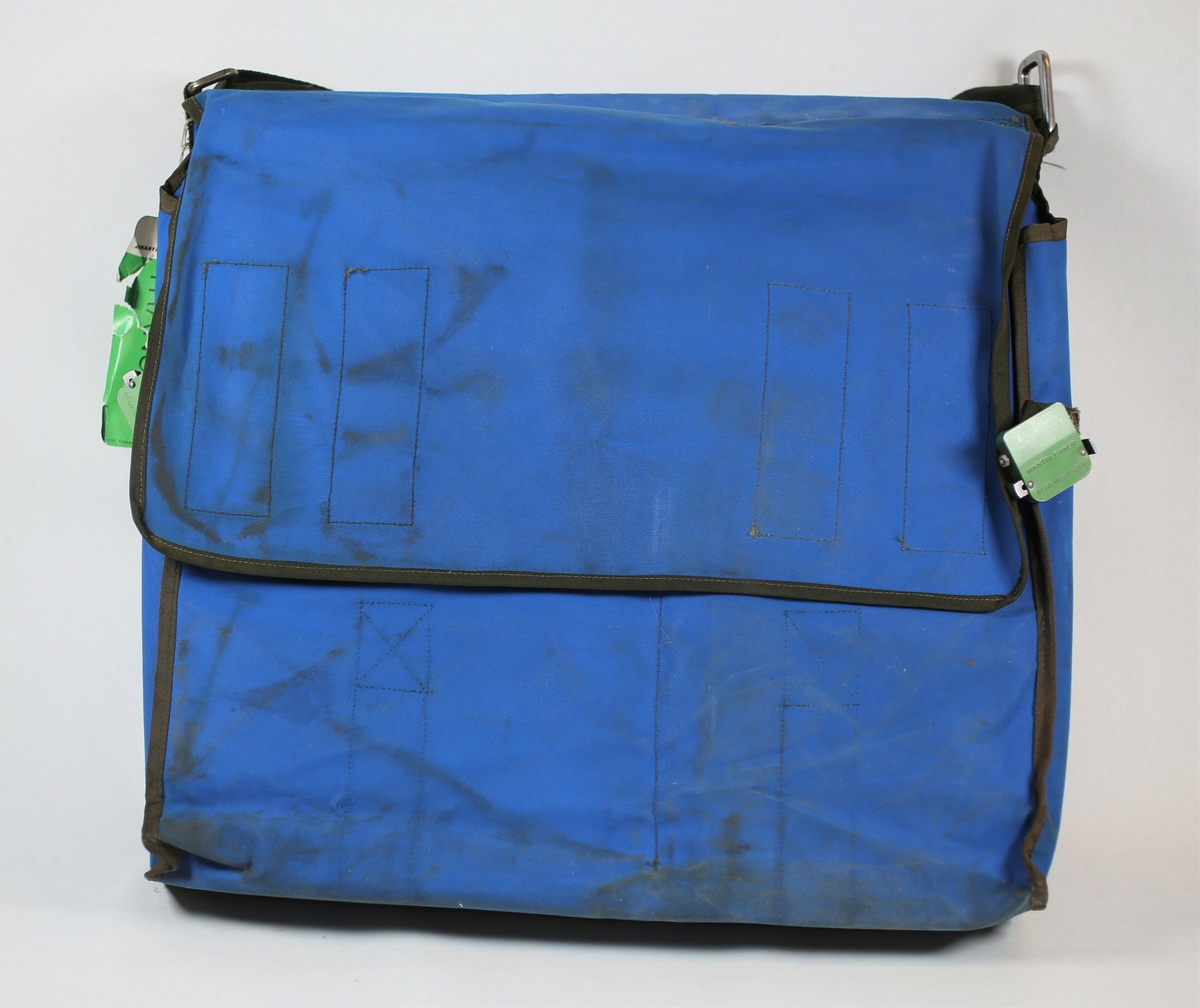 Kartmappe som inneholder kart, overlays og annen informasjon som er nødvendig for navigatør i Sea King redningshelikopter. Mappen inneholder også en innsats i tre for oppbevaring av plastoverlays. 