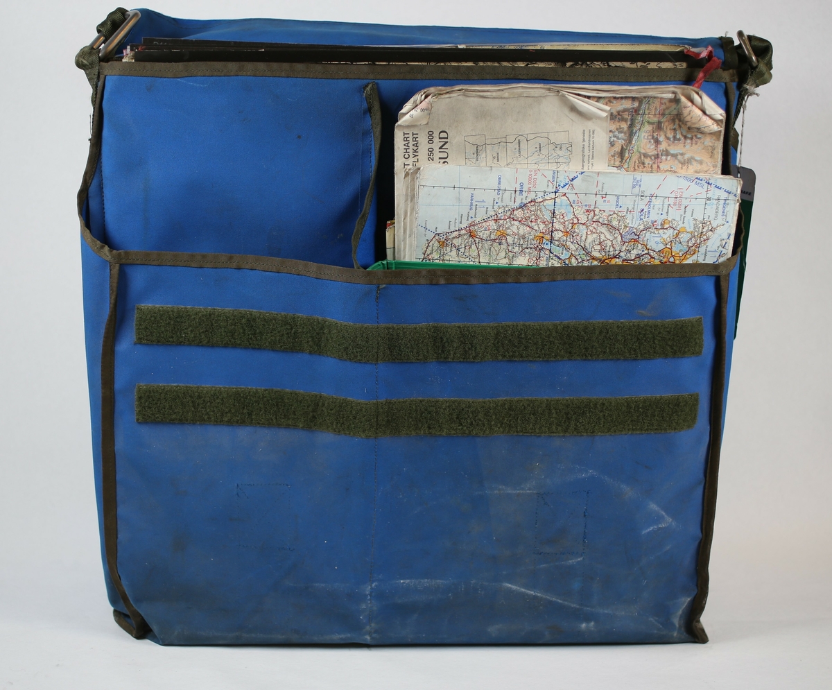 Kartmappe som inneholder kart, overlays og annen informasjon som er nødvendig for navigatør i Sea King redningshelikopter. Mappen inneholder også en innsats i tre for oppbevaring av plastoverlays. 
