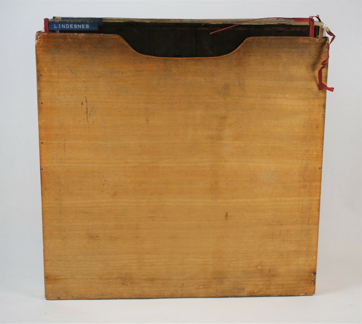 Kartmappe som inneholder kart, overlays og annen informasjon som er nødvendig for navigatør i Sea King redningshelikopter. Mappen inneholder også en innsats i tre for oppbevaring av plastoverlays. 