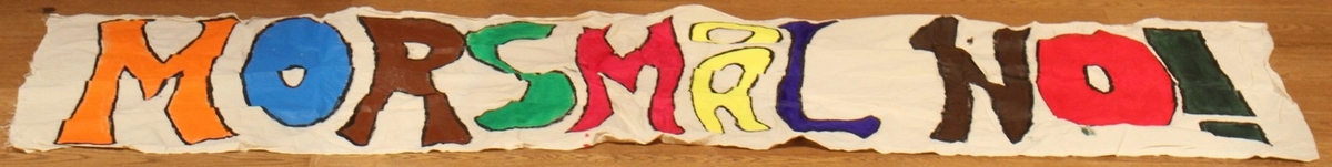 Banner frå arkivet til Norsk Målungdom. På banneret står teksten: "Morsmål no!". Det er truleg at banneret har vore i bruk under ein aksjon for Norsk Målungdom.