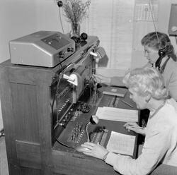 Drosjesentralen kommuniserer via radiotelefon med drosjesjåf