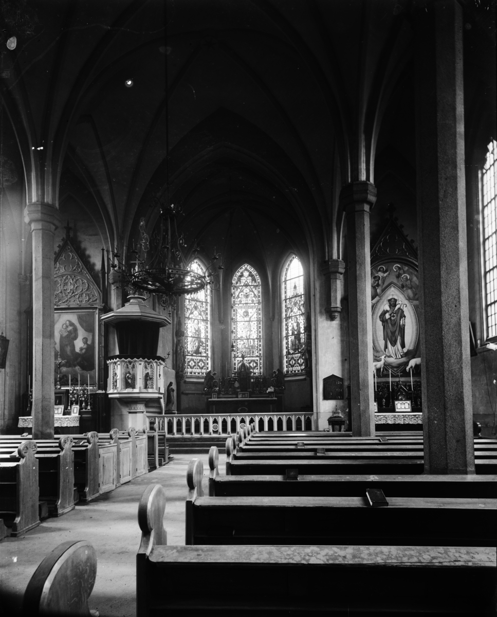 Kirkeinteriør i ukjent kirke.