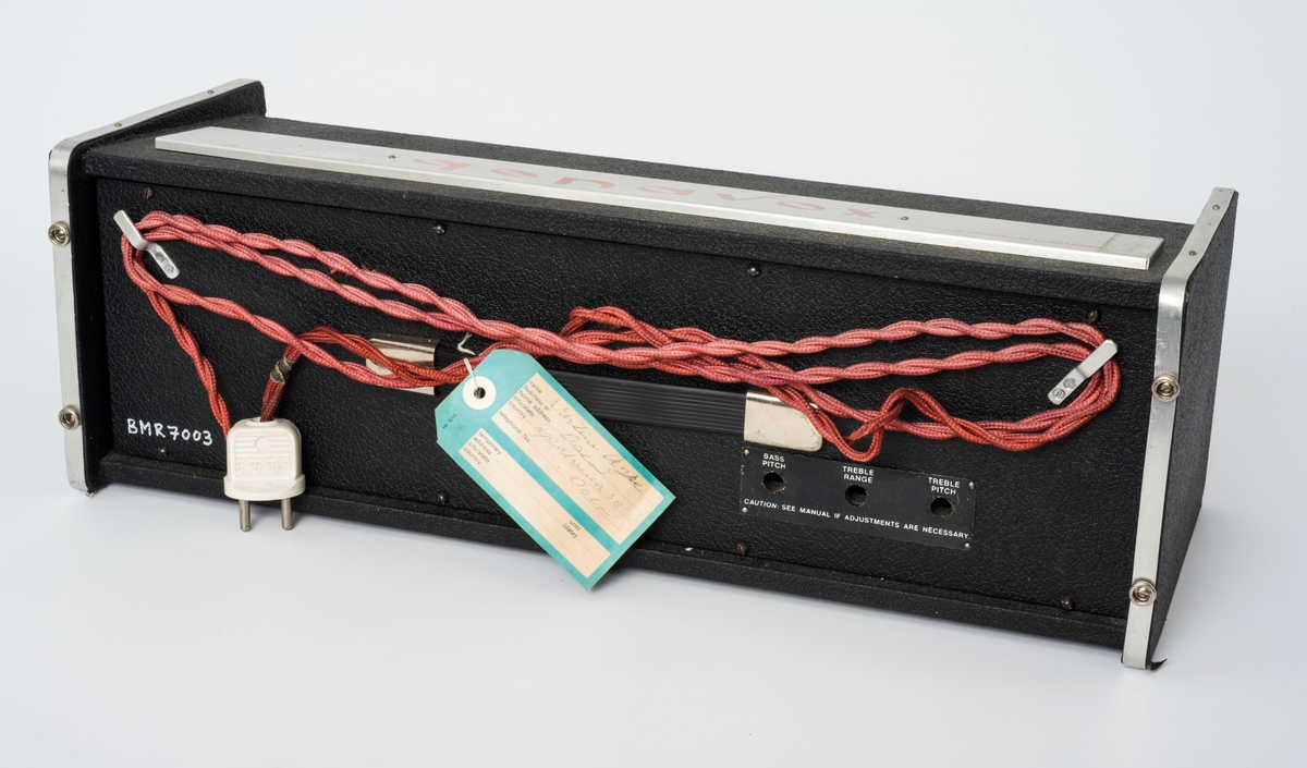 Excelsior Genavox Solid State 1500. Lydforvrenger til trekkspill med en mengde effekter. Tilkoblingsmulighet til trekkspill, forsterker og fotpedal. På baksida henger en bagasjelapp.