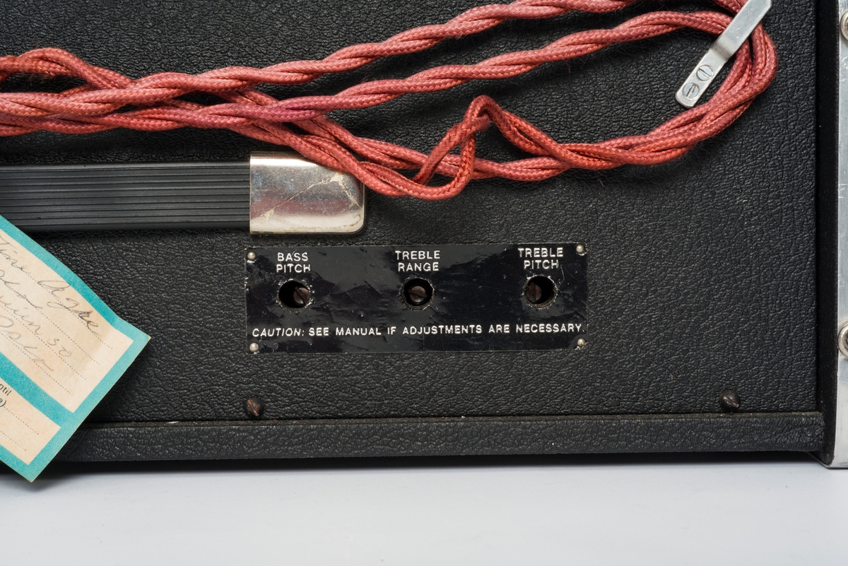 Excelsior Genavox Solid State 1500. Lydforvrenger til trekkspill med en mengde effekter. Tilkoblingsmulighet til trekkspill, forsterker og fotpedal. På baksida henger en bagasjelapp.