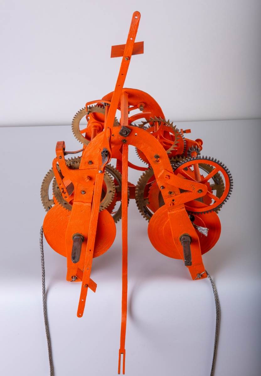 Urverk fra Vang Prestegård. Gårdsur. Urverket skal være lagd av Prost Apraham Pihl. Urverket har gjenstandsnummer: OF.2761 . 
Tim Benjamin Davidsen hadde som avslutningsoppgave å total restaurere dette utverket i samarbeid med sine veiledere ved Maihaugen på Lillehammer.  