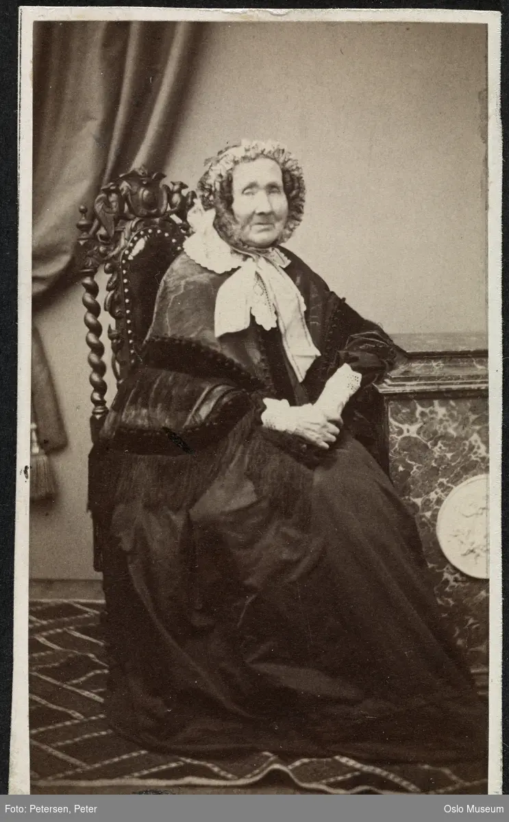 portrett, kvinne, sittende helfigur