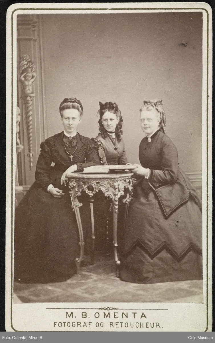 trippelportrett, kvinner, sittende helfigur ved bord