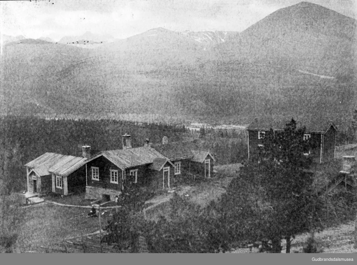 Utsikt frå Straumbu mot Rondane, med dei gamle husa på Straumbu i forgrunnen.