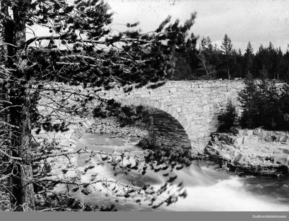 Den gamle steinkvelvbrua (vegbrua) over Jora vest for Dombås.