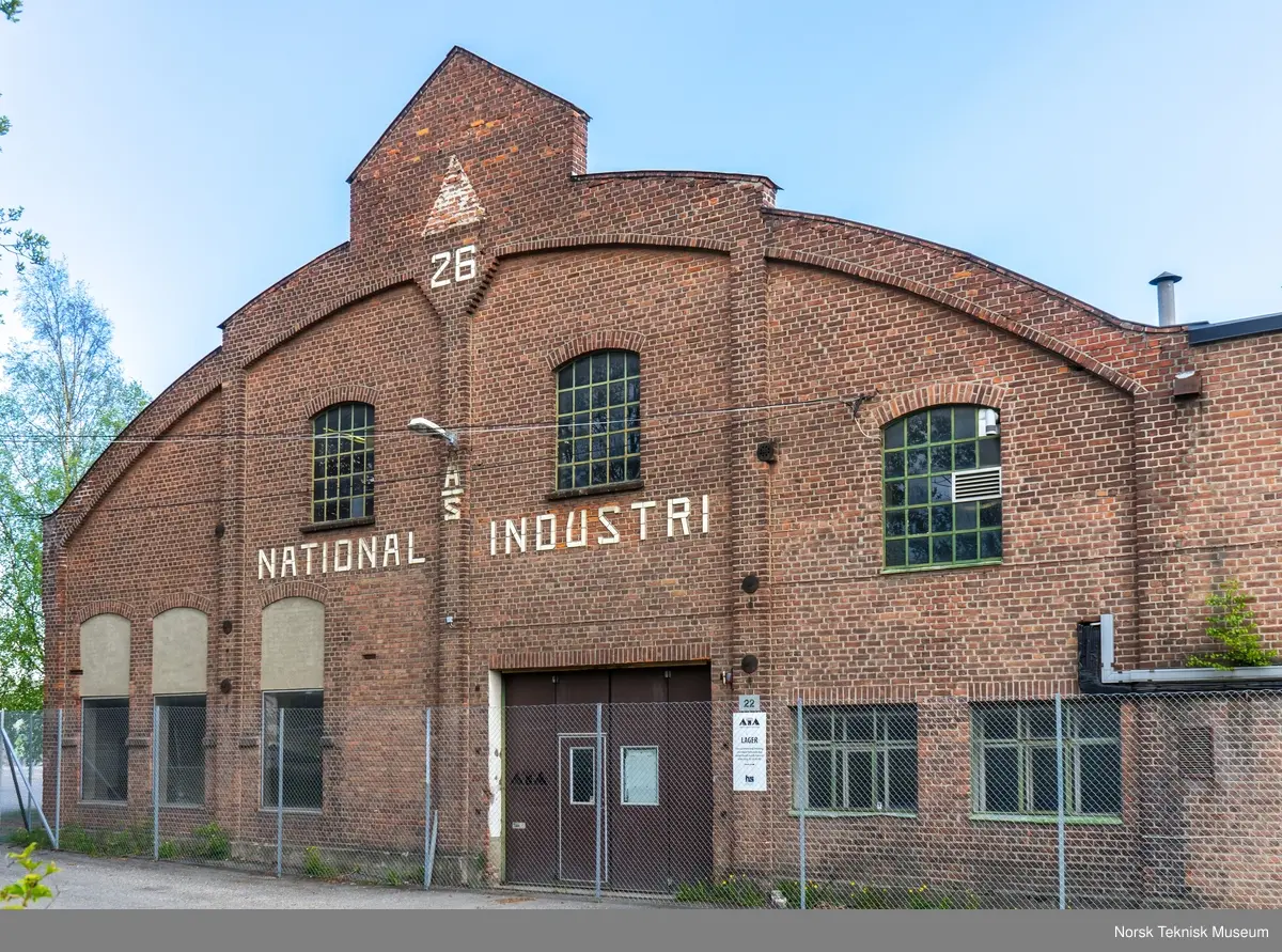 Buehallen merket 26 var lager- og kontorbygg, Senere renummerert til bygg 22, mot nord og Jacob Brochs vei. Denne fasaden var det mest karakteristiske og kjente "landemerket" ut mot jernbanen og Brakerøya stasjon.