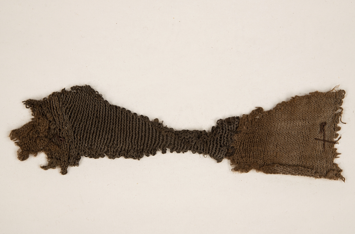 Masktäthet: 9 på 1 cm. Består av två stycken, fastsydda vid varandra.