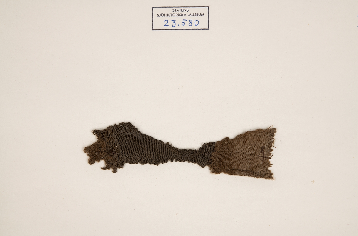 Masktäthet: 9 på 1 cm. Består av två stycken, fastsydda vid varandra.