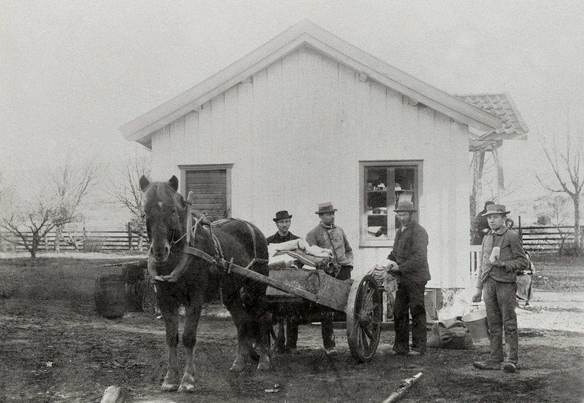 "Paul (Pål) Skoe sel ullvarer frå Flekkefjord Ullvarefabrikk. Frå v. Gunlek H. Kalbekk el. Moen, Halvor G. Sisjord, Pål Skoe og H. Olsen Haugen." (Skrive av Ingeborg H. Sisjord).  
Bildet er tatt utanfor den gamle landhandelen bygd av T. Tovsen på Løvlund
