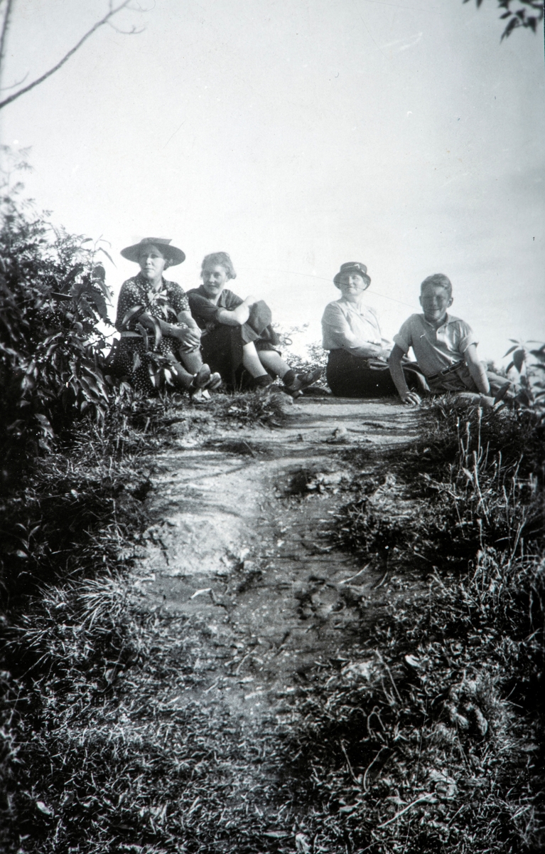 Gruppe 4 personer. Utflukt til Domkirkeodden i 1932-1933. Fra venstre Petra Evensen, hun var utflyttet til USA, og er her på et besøk i hjemmlandet. Magnhild Kristiansen, Mathea Mikkelsen og Arne Frydenlund.