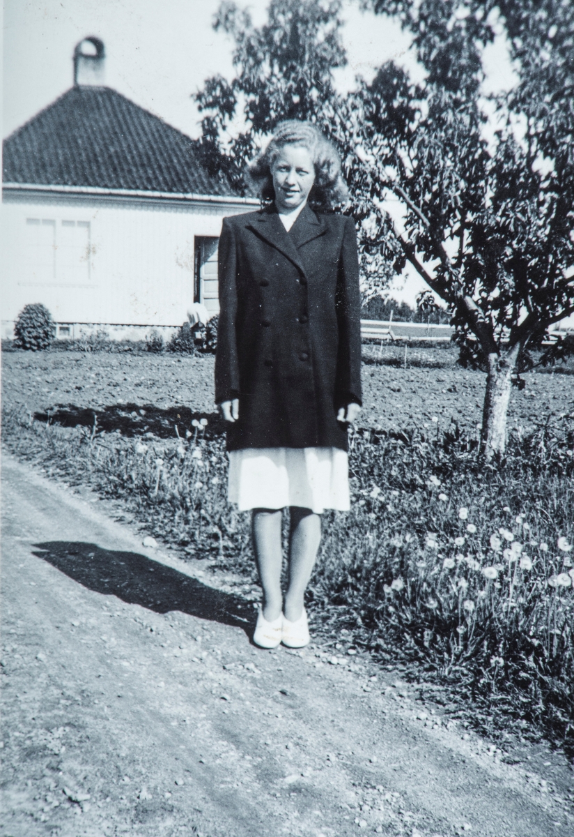Eva Bakken f 16.12.1927. (gift Frydenlund)
Bildet fra ca 1945 utenfor Portnerboligen på Staur.