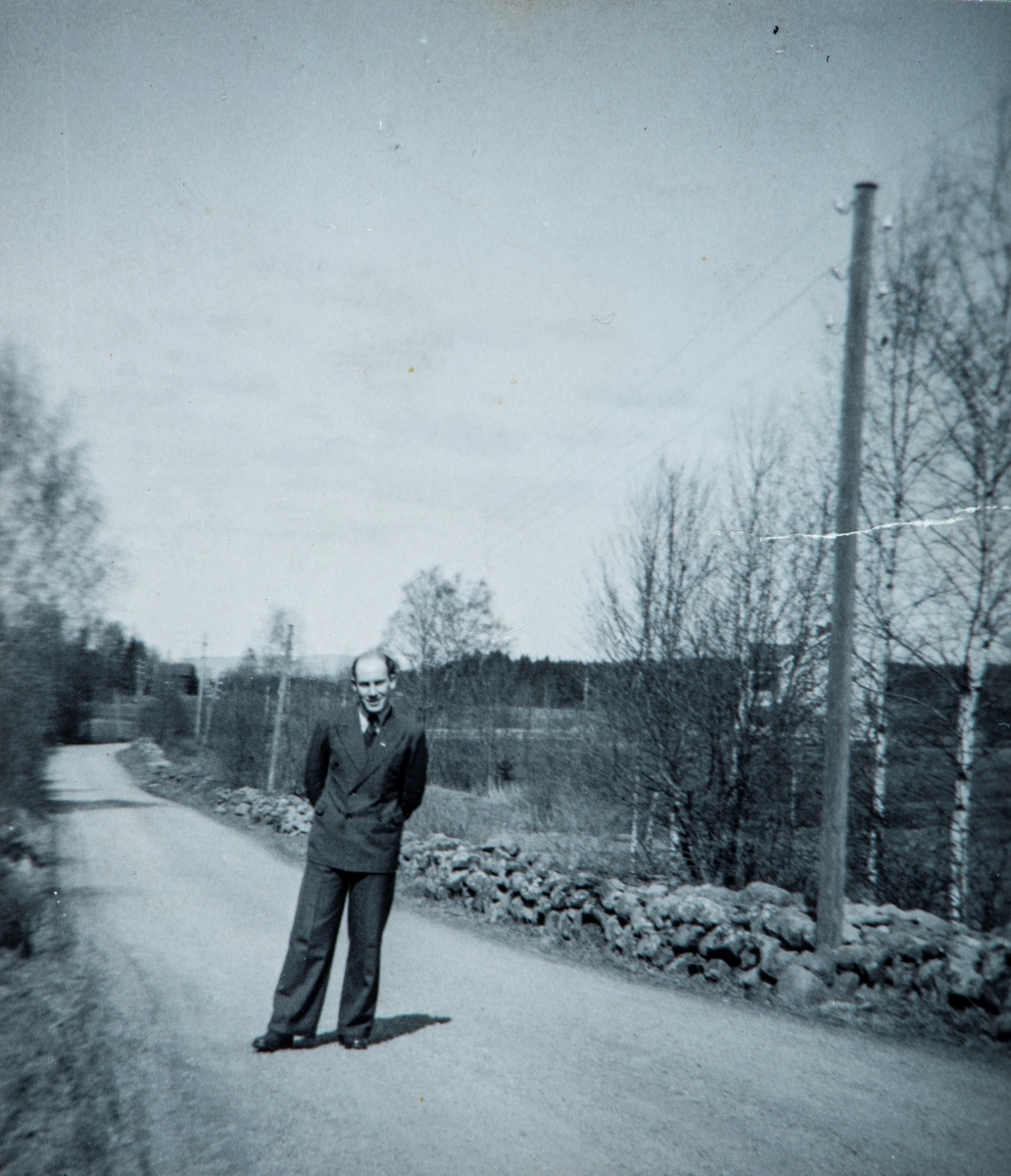 Mann ståeende i vegkanten, Arne Frydenlund, f.1.1.24.