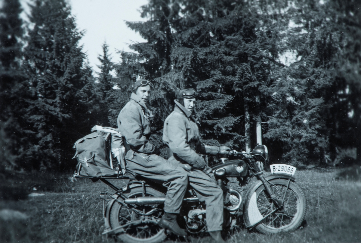 Kristian og Petter Dalby ute på motorsykkeltur. Motorsykkel med reg.nr. B-29066.