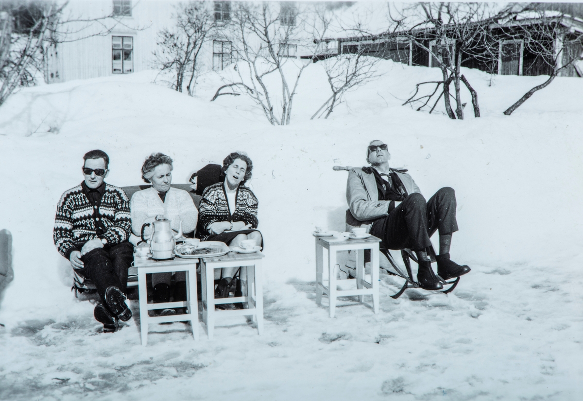 Fra venstre: Per og Ingrid Mæhlum, Kari og Håkon Nygårdsmoen, kaffekos ute på gårdsplassen på Tronsbakken, påsken 1963 eller 1964.