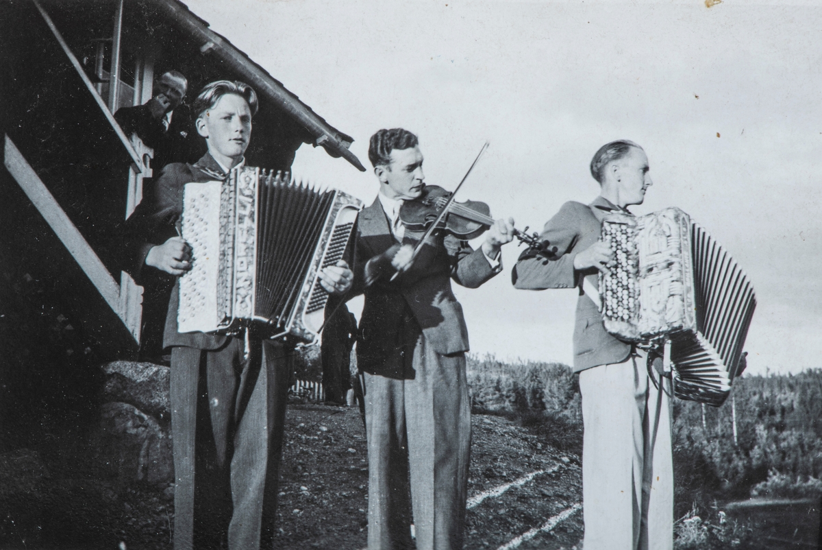 Musikk trio, Per Mæhlum, Martin Bysveen og Sverre Mæhlum, spiller trekkspill og fiolin i Malungen.