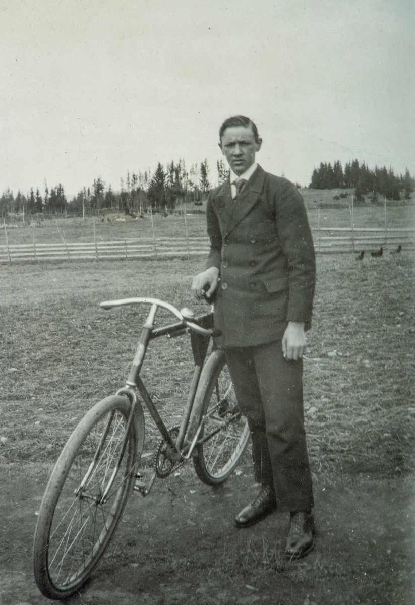 Ole Petter Bakken, med sykkel. ca 1920.