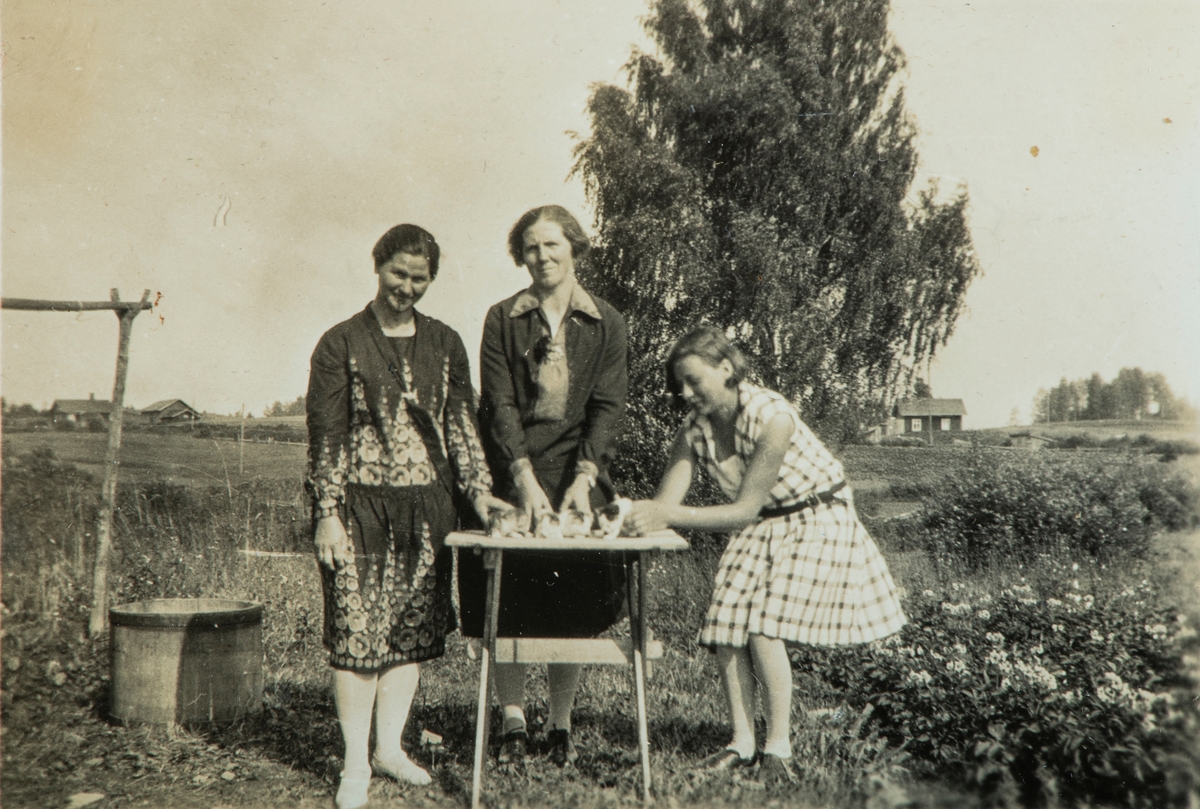 Gruppe 3 jenter, Ytterst til venstre Anna Marie Lien, de 2 andre ukjente.