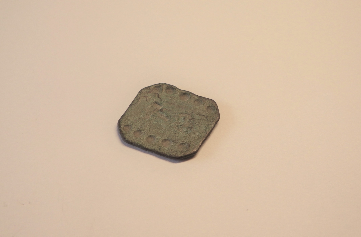 Stempel av  hammer og krone, samt ti punslede punkter fordelt på fem langs to  parallelle sider