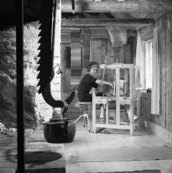 Eli Klara Bjørneby ved vevstolen i Sigrun Bergs vevstue, Dam