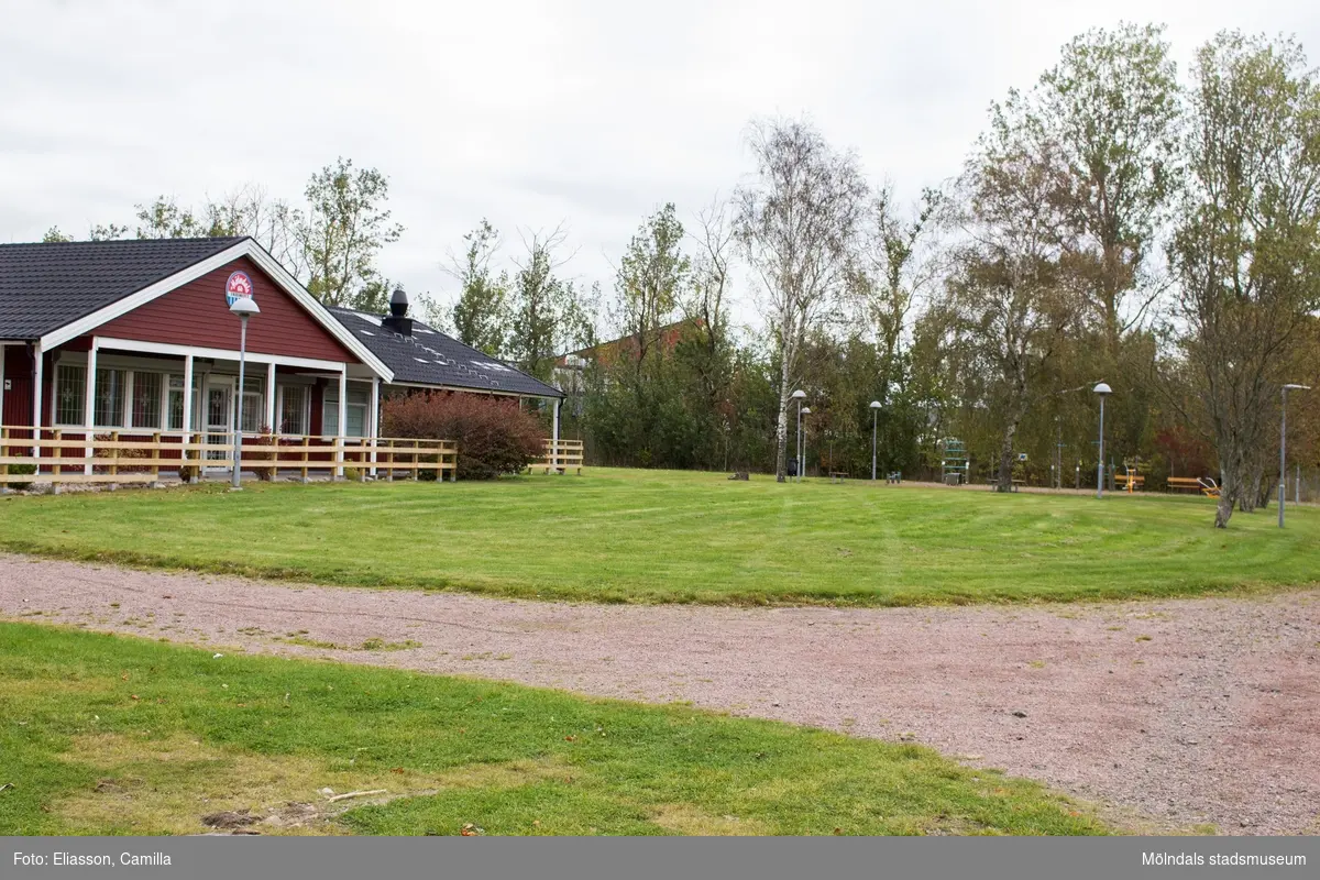 Mölndals AIK Sportcamp med adress Idrottsvägen 13 i Åby, Mölndal, den 11 oktober 2016. Vy söderut, mot Balltorpsbäcken.