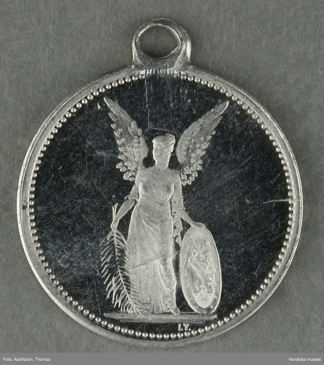 Huvudliggaren:
"a-y, Minnesmedaljer, norska, över den 17 maj; av aluminium (1 av vit metall) 24 st. från åren 1884-1907.
Gåva 28/5 1907. Läffler, Fritz, professor, Djursholm."