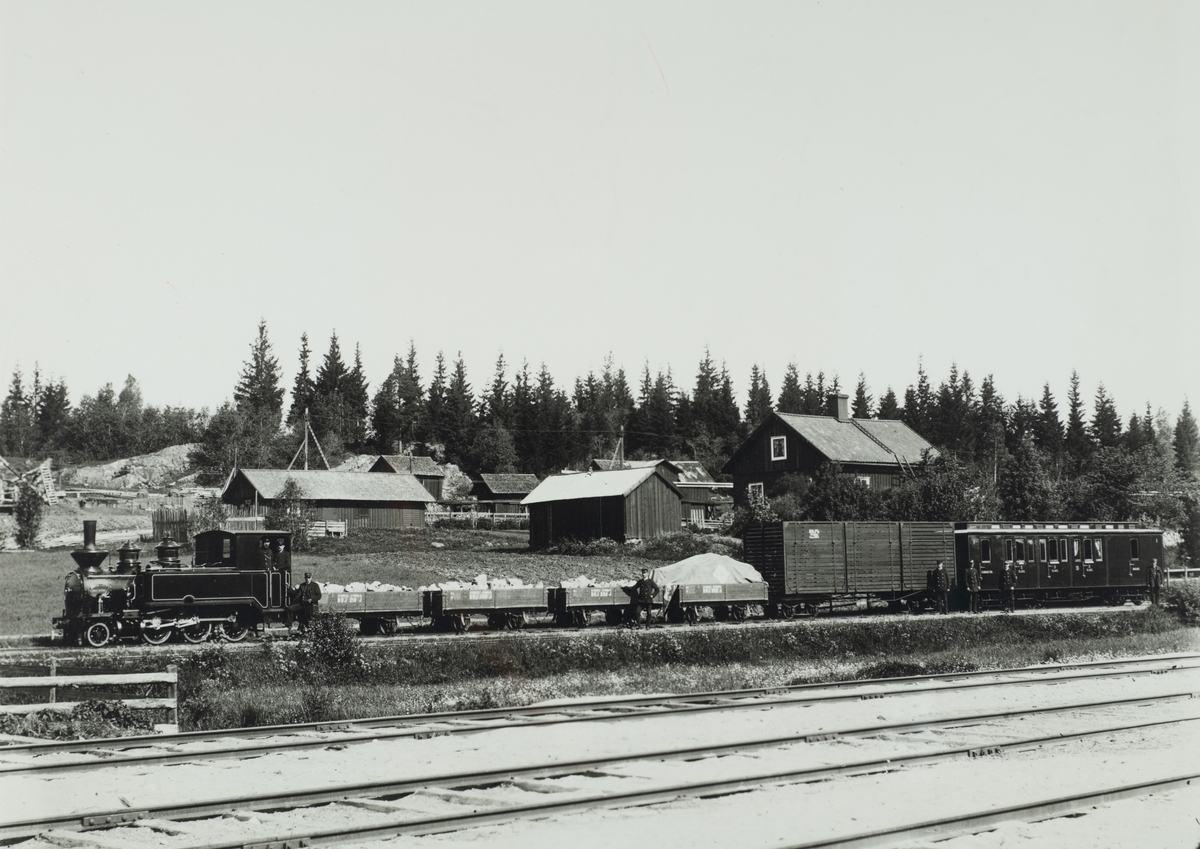 Vikersviks station. Tåg på väg till Dalkarlsberg.