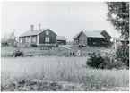 Ängsö sn, Västerås kn, Stora Långhomen.
Gårdsbild av Storgården, 1901-1902.