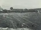 Siggebohyttans bergsmansgård, exteriör. 
Häradsdomaren Anders Andersson och hans tre söner på Siggebohyttan. 
Fotot från omkring 1865.