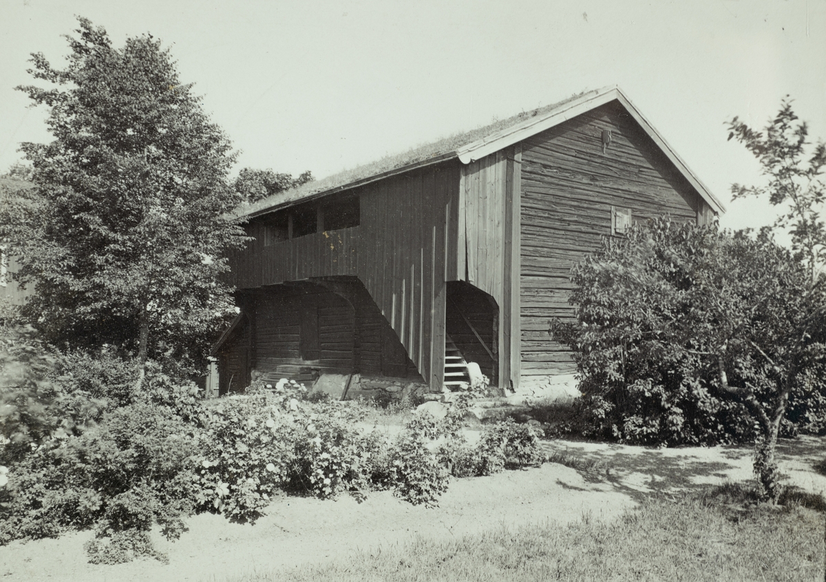 Siggebohyttans bergsmansgård, exteriör. 
Loftboden, flygelbyggnad.