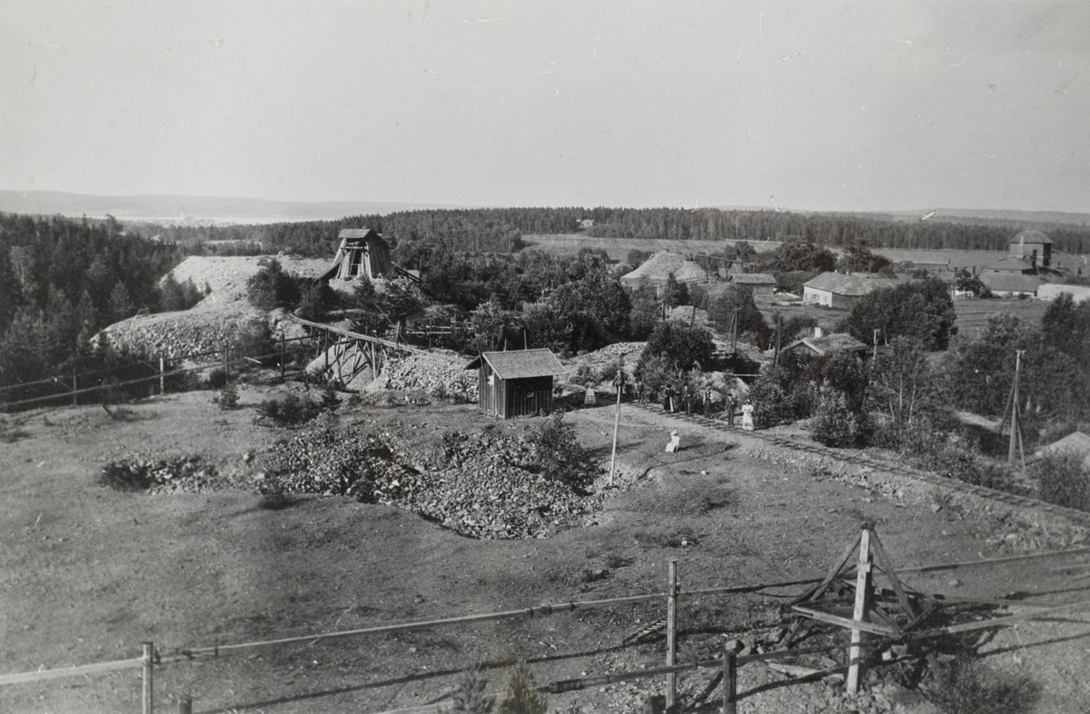 Pershyttan är tagen den 28 juni 1897 av Fotograf Albin Andersson från Karlskoga Kyrkoby och visar en "Utsikt mot Wrettgruvans lave från Kettilgruvans gråbergstipp". 
Bilden är en av flera från gruvfältet som togs på uppmaning av Pershytte Grufvebolag inför Stockholmsutställningen samma år.
