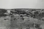 Pershyttan är tagen den 28 juni 1897 av Fotograf Albin Andersson från Karlskoga Kyrkoby och visar en 