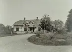 Klacka-Lerberg, bostadshus, grupp på trappan.