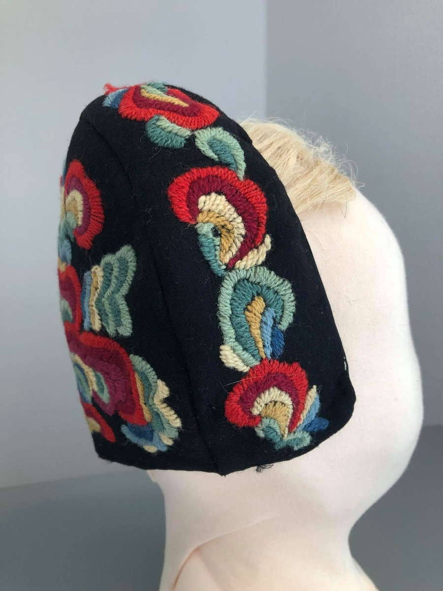 Bunadlua har hørt til en bunad som kalles for "Hulda Garborg-bunad" etter sin opphavskvinne. Lua er brodert med flerfarget ullgarn, såkalte hallingroser.

Siri Føsker forteller at bunaden trolig har tilhørt Tora Lillethoner, seinere Thoner, som var søster av Siris mor Sigrid.

Sigrid kom fra en mindre gard i Nord-Odal, Vesle-Toner i Fjell skolekrets. Foreldrene var Theodor Hansen Thoner (1874–1946) og Kari Sørensdatter Tronsrud (1876–1938). Hun var midt i en søskenflokk på seks, en gutt og fem jenter. Alle jentene reiste ut og gjennomførte utdanning, og Siri Føsker mener det må ha vært mor Kari som påvirket dem. I nekrologen over Kari i avisene beskrives Kari som "svært misjonsinteressert" og at hun viet seg til hjem og familie.

Storesøster Aagot (05.07.1901–januar 1981) utdannet seg til lærer ved Holmestrand lærerhøgskole, eksamen i 1921. Hun var deretter tilsatt som lærer i Elverum 1921–23, Ringsaker 23–24, gjennomførte deretter Statens industriskole for kvinner, før hun returnerte til Ringsaker. Hun søkte samme år permisjon for å avlegge eksamen artium. Den 27. mars 1926 giftet hun seg med lærer Martin Ødegaard fra Nord-Aurdal. Bryllupet sto på Reinsvoll på Vestre Toten, og det ble kunngjort på nynorsk i flere aviser. Lærerparet flyttet etter hvert til Oslo, de fikk tre barn, og Ågot ble i 1947 ansatt som lærer ved Sagene skole. Familien flyttet seinere til Lillehammer, hvor hun døde.

Sigrid ble uteksaminert fra Elverum lærerskole i 1924 med karakterene an(tagelig) i stil I, g(odt) i stil II og an(tagelig) i regning. Vinteren 1924–25 studerte hun ved Statens kvinnelige industriskole, og trolig var det da hun sydde bunaden. Sigrid ble i 1926 tilsatt som vikar ved Knutsrud skole i Sør-Odal, da A. Bergen døde. Ved utlysningen ble hun likevel innstilt som nummer 3, bak to menn. Det var 65 søkere. Hun vikarierte i flere stillinger, blant annet ved Tjaberg skole i Sør-Odal, da Gudrun Mangseth fikk permisjon for å gjennomgå statens lærerinneskole i husstell. Lillethoner ble tilbudt stillingen, ettersom Mangseth sa opp for å flyttet til Steinkjær, men samtidig fikk hun lærerstilling ved Korsmo og Ullern skoler i Sør-Odal. I 1931 gjennomgikk Lillethoner kurs i edruelighetsundervisning. Den 23. juni giftet hun seg med Sigvart Føsker og bosatte seg på Nord-Føsker i Sand i Nord-Odal. De fikk tre døtre, Elin (1939), Siri Dagveig (f. 1941) og Kari Rigmor Elisabeth (1945).

De tre yngre søstrene, Olga, Thora og Kjellaug utdannet seg alle som sykepleiere. Thora flyttet hjem til Nord-Odal som sanitetssøster og ble etter hvert helsesøster. Hun bodde på Vesle-Toner og tok i likhet med broren Halfdan navnet Toner som etternavn i 1951.