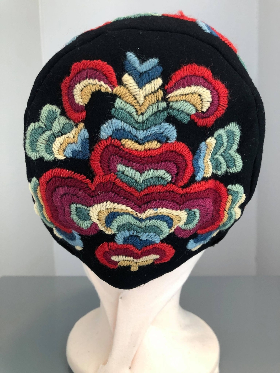 Bunadlua har hørt til en bunad som kalles for "Hulda Garborg-bunad" etter sin opphavskvinne. Lua er brodert med flerfarget ullgarn, såkalte hallingroser.

Siri Føsker forteller at bunaden trolig har tilhørt Tora Lillethoner, seinere Thoner, som var søster av Siris mor Sigrid.

Sigrid kom fra en mindre gard i Nord-Odal, Vesle-Toner i Fjell skolekrets. Foreldrene var Theodor Hansen Thoner (1874–1946) og Kari Sørensdatter Tronsrud (1876–1938). Hun var midt i en søskenflokk på seks, en gutt og fem jenter. Alle jentene reiste ut og gjennomførte utdanning, og Siri Føsker mener det må ha vært mor Kari som påvirket dem. I nekrologen over Kari i avisene beskrives Kari som "svært misjonsinteressert" og at hun viet seg til hjem og familie.

Storesøster Aagot (05.07.1901–januar 1981) utdannet seg til lærer ved Holmestrand lærerhøgskole, eksamen i 1921. Hun var deretter tilsatt som lærer i Elverum 1921–23, Ringsaker 23–24, gjennomførte deretter Statens industriskole for kvinner, før hun returnerte til Ringsaker. Hun søkte samme år permisjon for å avlegge eksamen artium. Den 27. mars 1926 giftet hun seg med lærer Martin Ødegaard fra Nord-Aurdal. Bryllupet sto på Reinsvoll på Vestre Toten, og det ble kunngjort på nynorsk i flere aviser. Lærerparet flyttet etter hvert til Oslo, de fikk tre barn, og Ågot ble i 1947 ansatt som lærer ved Sagene skole. Familien flyttet seinere til Lillehammer, hvor hun døde.

Sigrid ble uteksaminert fra Elverum lærerskole i 1924 med karakterene an(tagelig) i stil I, g(odt) i stil II og an(tagelig) i regning. Vinteren 1924–25 studerte hun ved Statens kvinnelige industriskole, og trolig var det da hun sydde bunaden. Sigrid ble i 1926 tilsatt som vikar ved Knutsrud skole i Sør-Odal, da A. Bergen døde. Ved utlysningen ble hun likevel innstilt som nummer 3, bak to menn. Det var 65 søkere. Hun vikarierte i flere stillinger, blant annet ved Tjaberg skole i Sør-Odal, da Gudrun Mangseth fikk permisjon for å gjennomgå statens lærerinneskole i husstell. Lillethoner ble tilbudt stillingen, ettersom Mangseth sa opp for å flyttet til Steinkjær, men samtidig fikk hun lærerstilling ved Korsmo og Ullern skoler i Sør-Odal. I 1931 gjennomgikk Lillethoner kurs i edruelighetsundervisning. Den 23. juni giftet hun seg med Sigvart Føsker og bosatte seg på Nord-Føsker i Sand i Nord-Odal. De fikk tre døtre, Elin (1939), Siri Dagveig (f. 1941) og Kari Rigmor Elisabeth (1945).

De tre yngre søstrene, Olga, Thora og Kjellaug utdannet seg alle som sykepleiere. Thora flyttet hjem til Nord-Odal som sanitetssøster og ble etter hvert helsesøster. Hun bodde på Vesle-Toner og tok i likhet med broren Halfdan navnet Toner som etternavn i 1951.