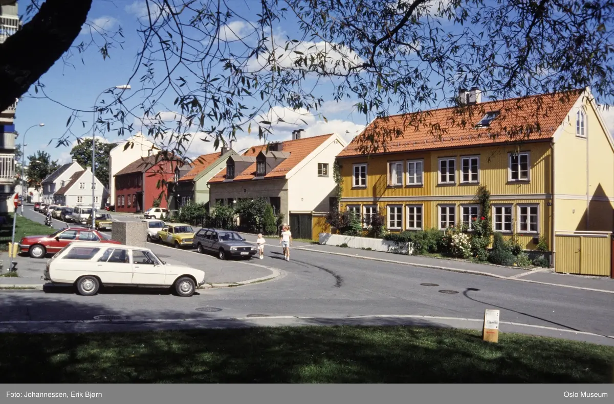 gateløp, trehusbebyggelse, barn, biler