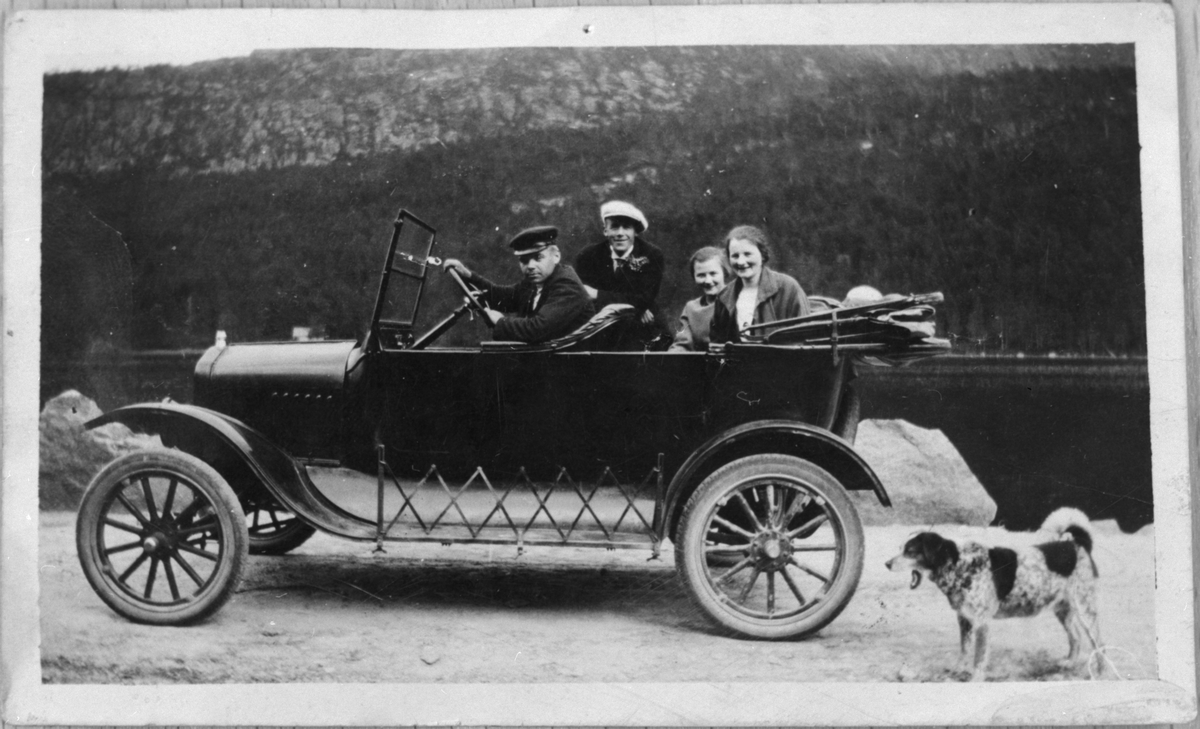 På køyretur med veteranbil (T-Ford 1923-modell) ved Bjoavatnet i Bjoa, ca. 1930. Frå venstre: Anfinn Hetland (ved rattet), Karl Nygård, Eldbjørg Gylten Johannesen og Astrid Gylten Johannesen. Eigar av bilen var Johs. Johannesen (dette var den første bilen han eigde).