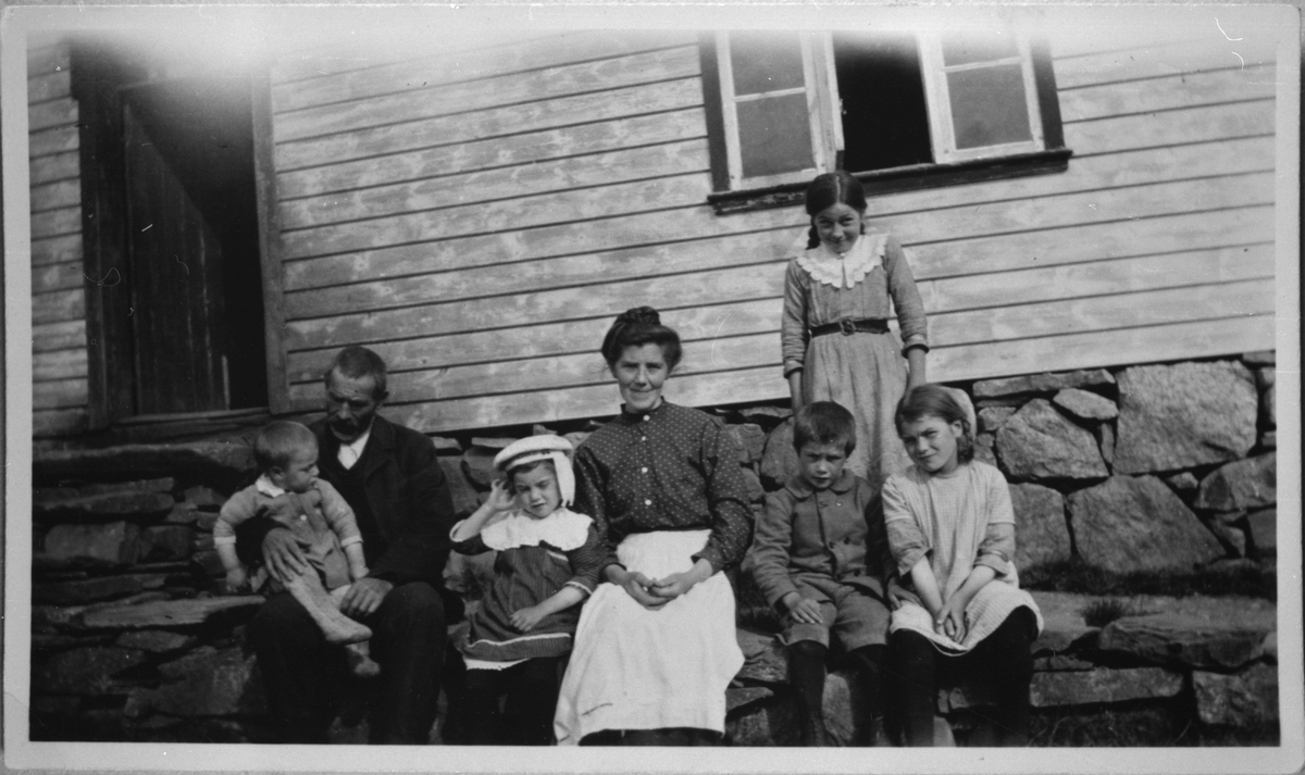 Familien til Nils og Liva Løvik frå Hauane i Lauvvik ved Skånevikstrand, ca. 1920-1922. Frå venstre: Nils Løvik, med sonen Hallstein Løvik på fanget, Lovise Løvik, Liva Løvik (mor), Tor Løvvik, Klara Løvvik (ståande bak Tor) og Brita Løvvik.