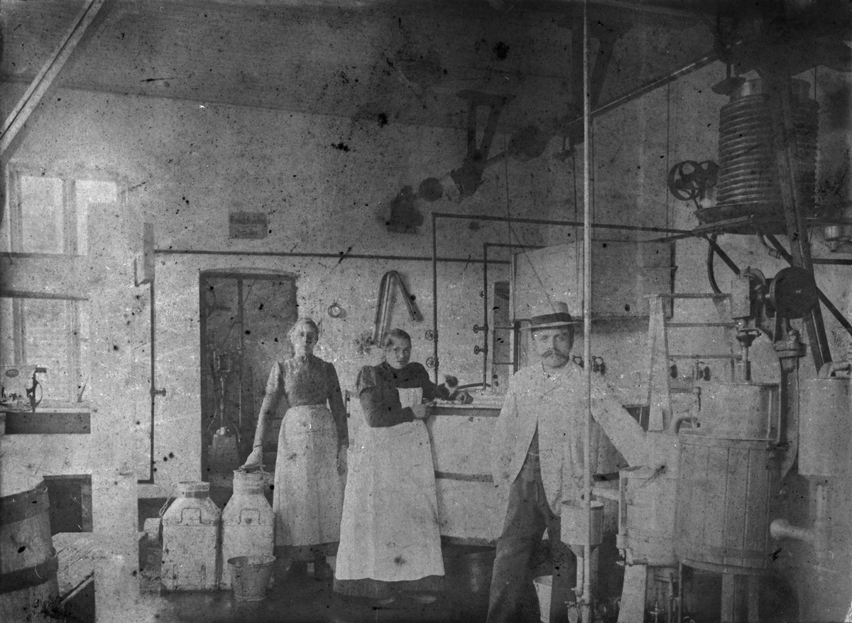 Interiør frå Ølen meieri, ca. 1910.