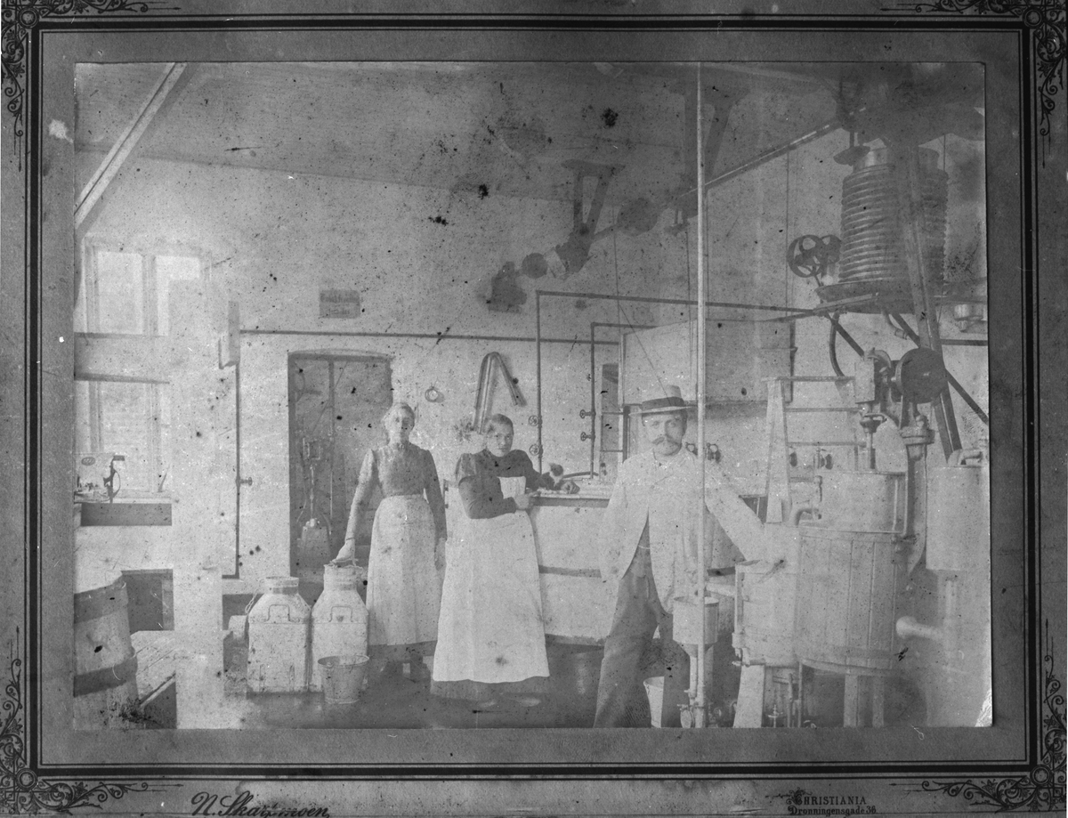 Interiør frå Ølen meieri, ca. 1910.