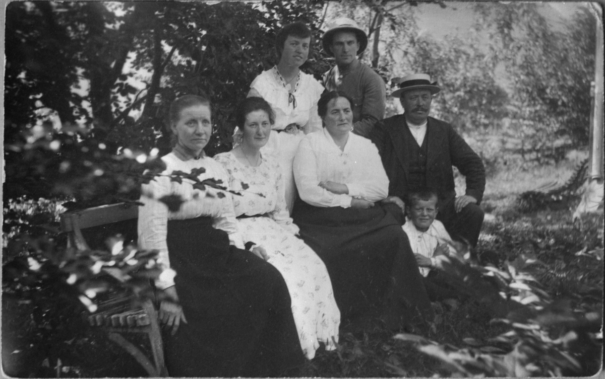 Hageliv i Stangeland i Ølen, 1916. Sitjande på benken, frå venstre: Kaia Thomsen, Marie Linkvist, Marie Svendsbøe, Jonas Svendsbøe og Reinert Svendsbøe (son av Jonas og Marie). Ståande bak, frå venstre: Svendsbøe (fornamn ukjend) og Ivar Svendsbøe (son av Jonas og Marie).