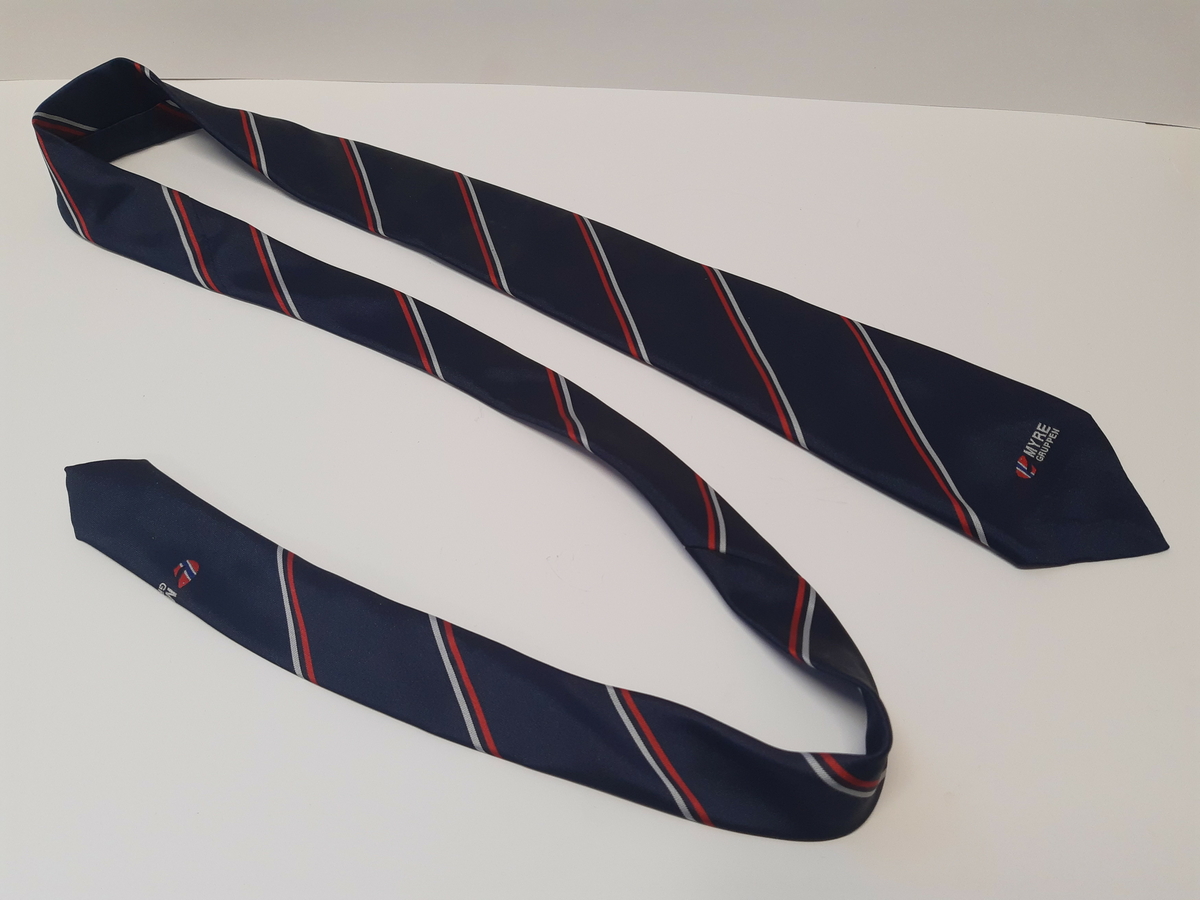 Blått slips med røde og hvite striper og logoen til Myregruppen
