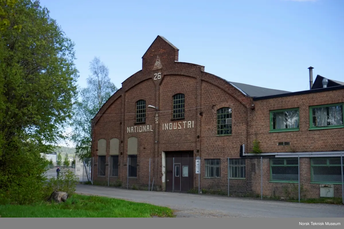 Buehallen merket 26 var lager- og kontorbygg, Senere renummerert til bygg 22, mot nord og Jacob Brochs vei. Denne fasaden var det mest karakteristiske og kjente "landemerket" ut mot jernbanen og Brakerøya stasjon.
