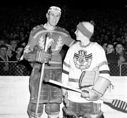 SM-slutspelet i ishockey 1959. Till höger en ung GGIK-spelar