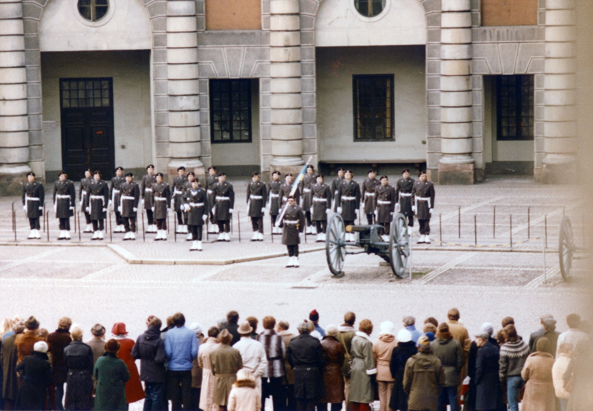 Stockholms slott 3 november

Kvar på Yttre Borggården är nu endast pågående vakt och åskådare.
Soldaterna "rycker in" och den "stora" ceremonin är slut.

Sen fortsätter dygnet för soldaterna med posttjänst i tvåtimmarspass. Mellan passen har de fyra timmars vila under hög beredskap. 

Under vilan utförs också alla rutiner, som utspisning, städning, patruller, personlig puts och förhoppningsvis också lite sömn.