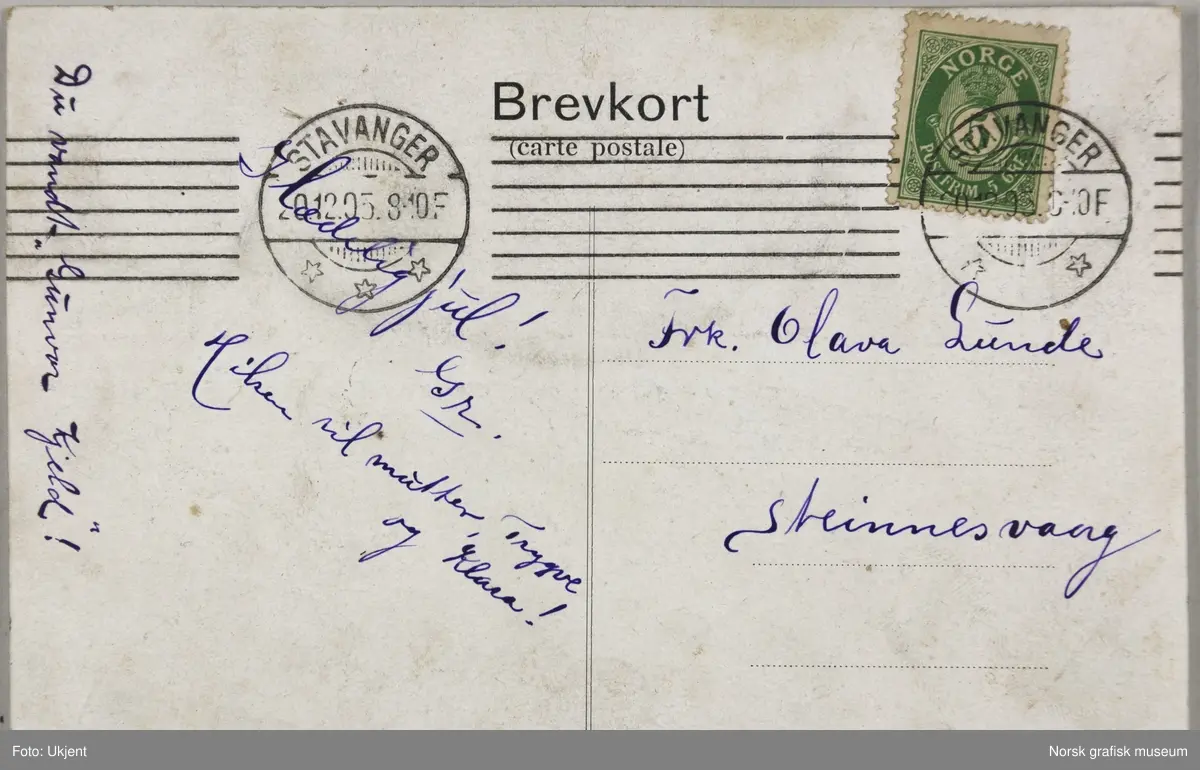 Postkort med bilde av kong Haakon VII. Portrettet er satt inn i en pyntet ramme med det norske flagget og riksvåpenet over.